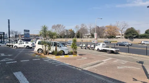 400 Jan Smuts Ave, Craighall Park, Randburg has a 300m² Retail Space Available To Let (4)